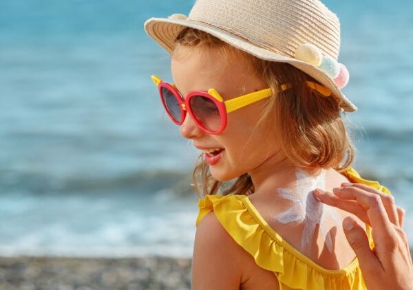Krem kundër diellit për të rriturit a mund t’i përdorin edhe fëmijët? Ja çfarë këshillon dermatologu